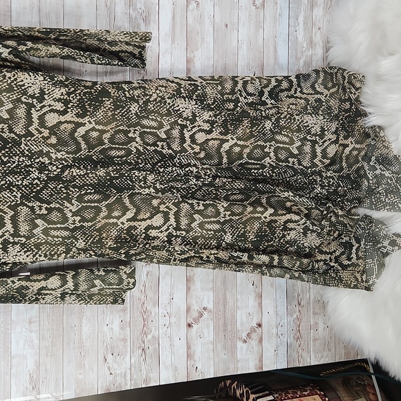 Harlow & Rose, khaki grn and creme, reptile pattern dress, Size M. - Picture 8 of 8